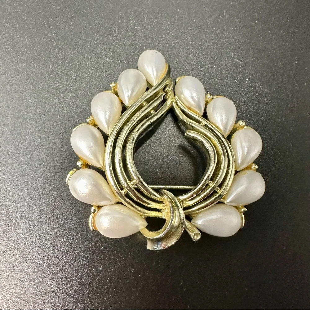 Vintage STAR Faux Pearl & Gold Tone Signed Brooch Pin